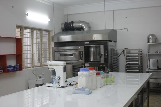 Cơ sở vật chất phòng bếp bánh Gian Bếp của Bếp Bánh tại HNAAu được xây dựng mô phỏng theo mô hình Bếp của khách sạn 5 sao thu nhỏ