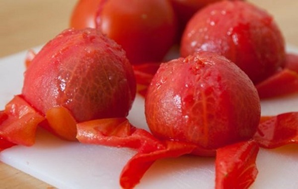 Lột phần vỏ cà chua 