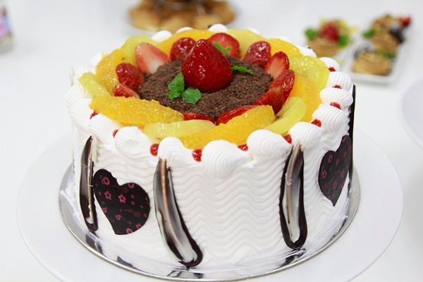 Bánh kem trang trí bằng hoa quả tươi 