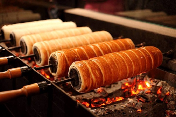 Kürtőskalács (Chimney Cake)