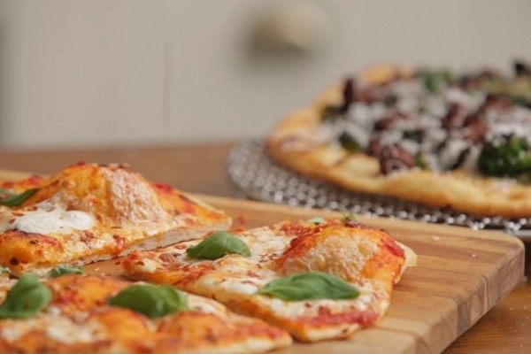 Bật Mí Cách Làm Bánh Pizza Đế Mỏng Kiểu Ý