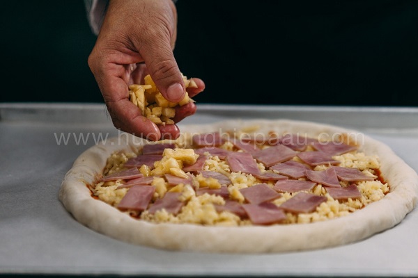 cách làm pizza phô mai xúc xích