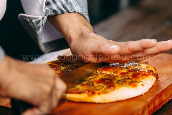 cắt bánh pizza xúc xích