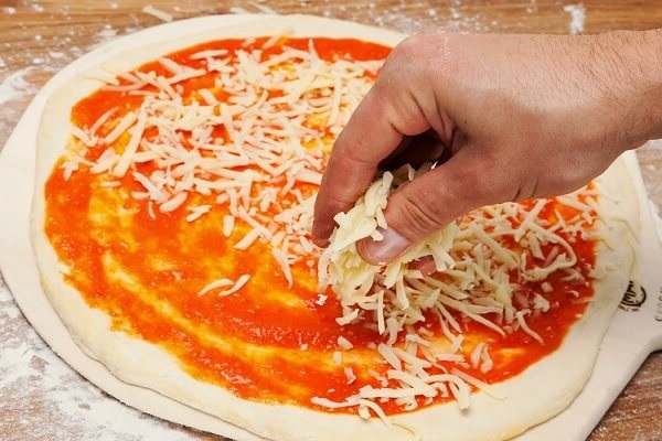 rải phô mai mozzarella lên mặt bánh
