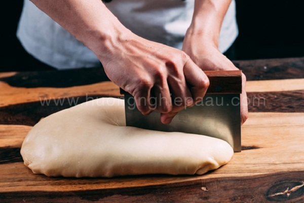 Các dụng cụ cắt và vét bột phổ biến trong làm bánh
