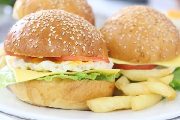 Người tiêu dùng trẻ và xu hướng thưởng thức ẩm thực fastfood