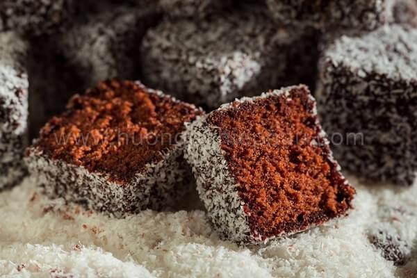 Trổ tài làm bánh lamington - bánh bông lan socola phủ dừa trứ danh