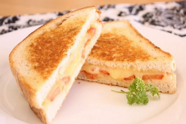 Tuyệt chiêu làm sandwich gà nướng phô mai ngon hết sảy