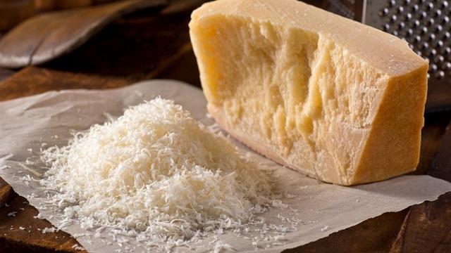 Cheese Parmesan thường được bào vụn trước khi dùng