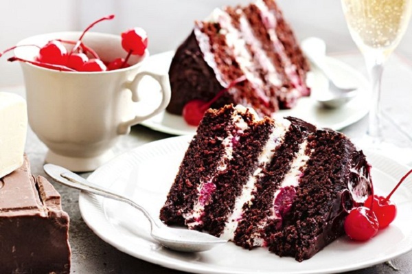 Chiếc bánh Black Forest Cherry Cake 