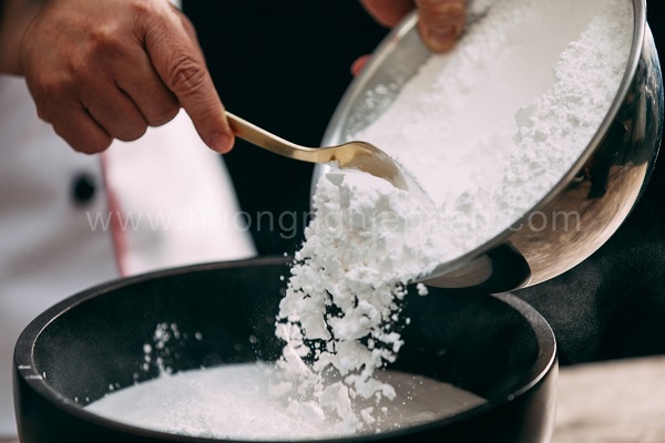 Cho bột gạo và bột nếp vào