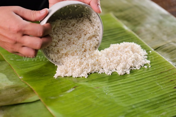 Cho gạo vào giữa lá chuối 