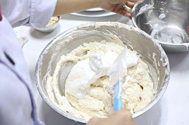 Công đoạn trộn bột quyết định độ ngon của chiếc bánh