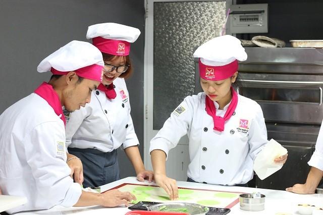 Đầu bếp bánh nhật nghề siêu hot tại Việt Nam