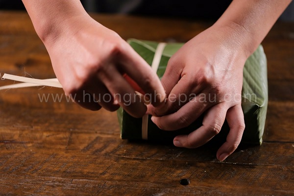 Dùng lạt buộc bánh thật chắc tay 