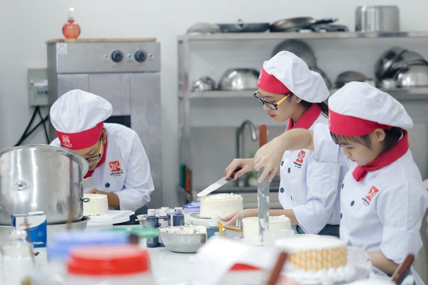 Một lớp học làm bánh tại HNAAu