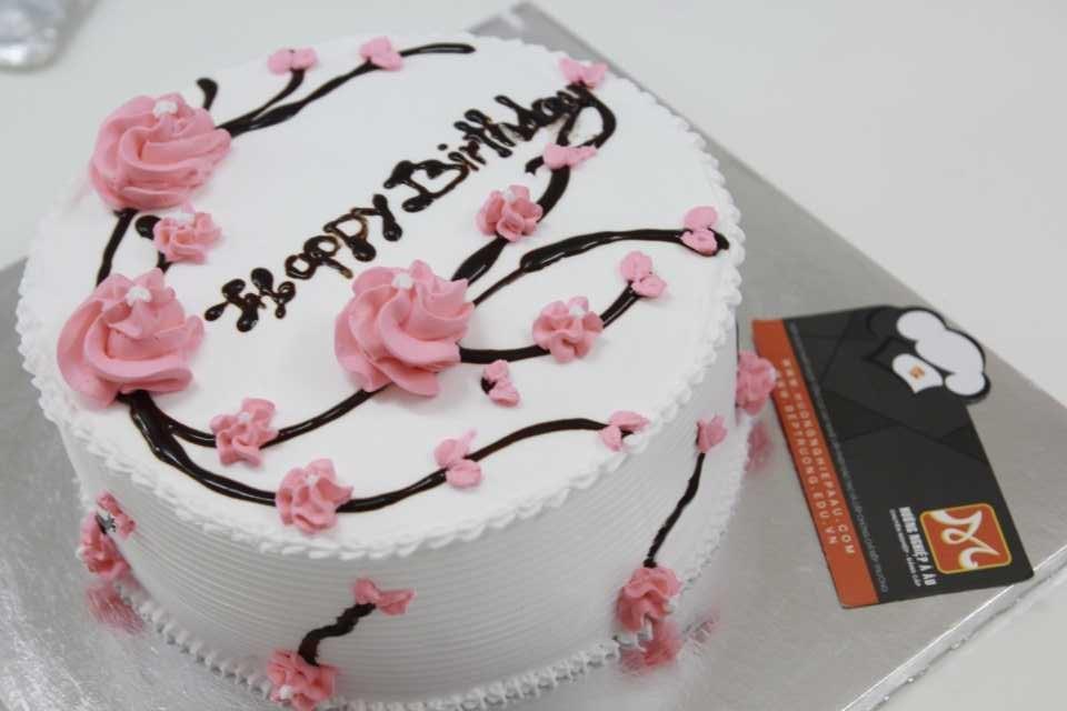 Bánh kem màu hồng hình con gà dễ thương mừng sinh nhật bé yêu tuổi gà - Bánh  Thiên Thần : Chuyên nhận đặt bánh sinh nhật theo mẫu