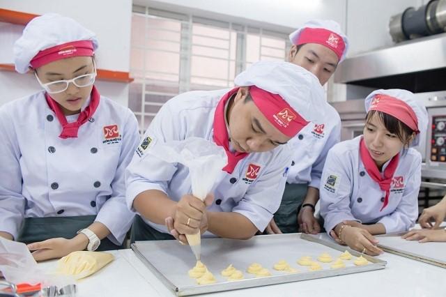 Học viên học làm bánh tại HNAAu Đà Nẵng