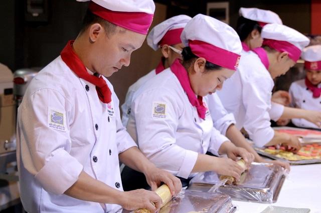 Lớp học làm bánh tại Hướng Nghiệp Á Âu