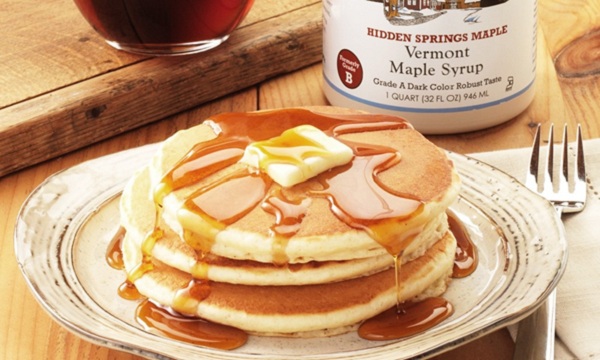Maple syrup dùng kèm với pancake 