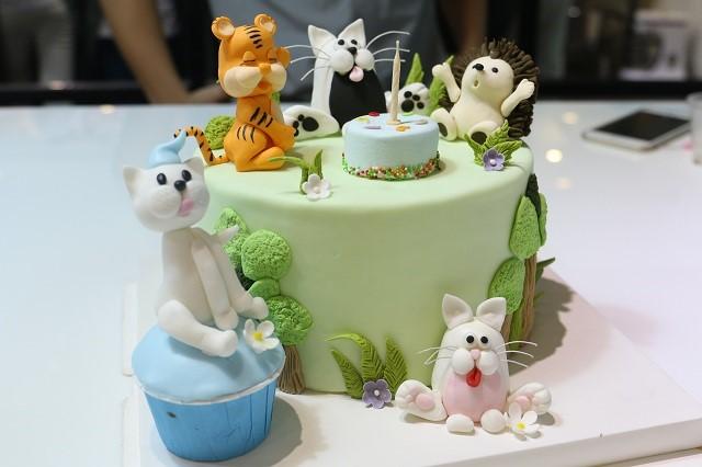 Bánh kem sinh nhật màu xanh họa tiết những con vật ngộ nghĩnh và vui nhộn -  Bánh Thiên Thần : Chuyên nhận đặt bánh sinh nhật theo mẫu
