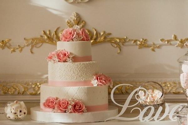 Bánh kem cưới trắng 3 tầng rời viền hồng trang trí hoa hồng đẹp mắt | Bánh  kem cao cấp