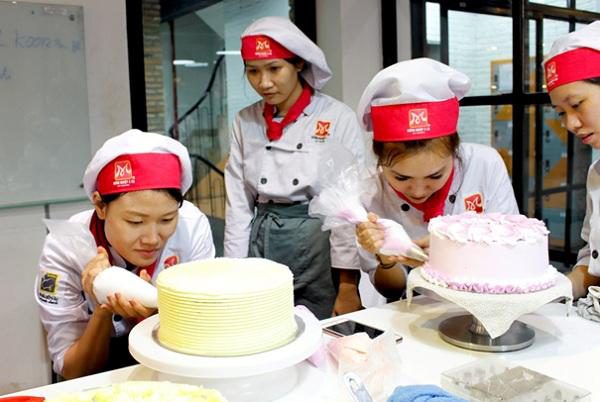 Một lớp học làm bánh kem tại HNAAu