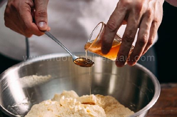 Quá nhiều đường, mật ong hoặc syrup sẽ khiến bánh bị dính khuôn