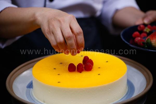trang trí bánh passion cheese bằng trái cây tươi