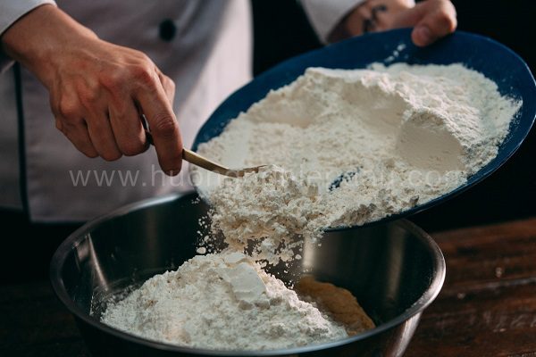 trộn bột gạo với bột nếp