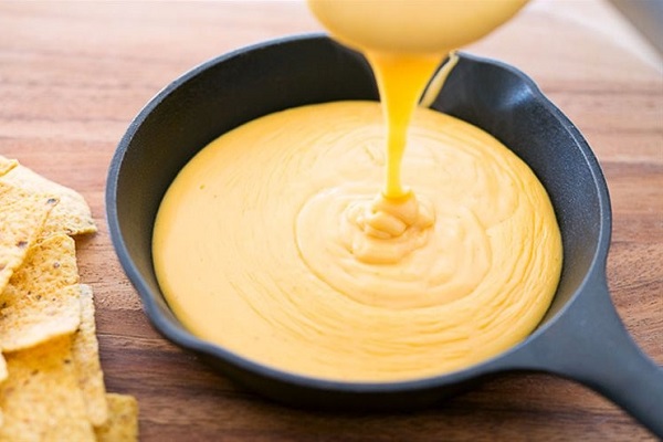 Làm thế nào để làm sốt phô mai cho bánh bông lan trứng muối thơm ngon và mịn?

