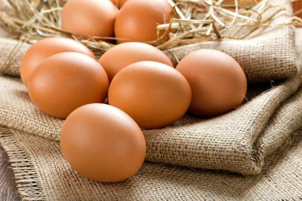 chọn trứng gà tươi để làm xốt dầu trứng
