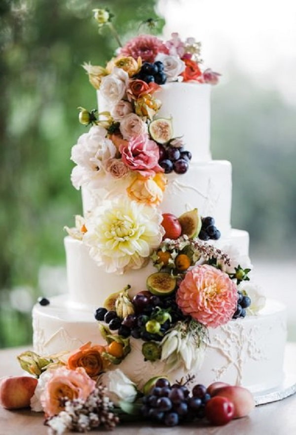 bánh cưới kết hợp hoa và trái cây tươi
